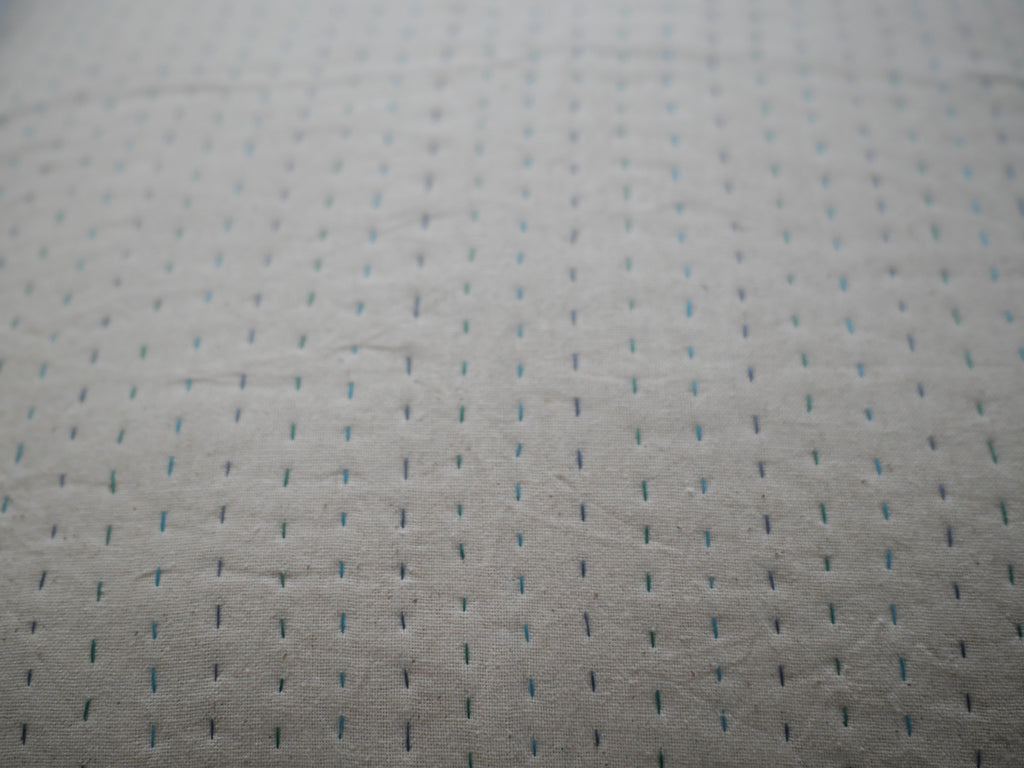 Kantha coussin contemporain blue, brodé main
