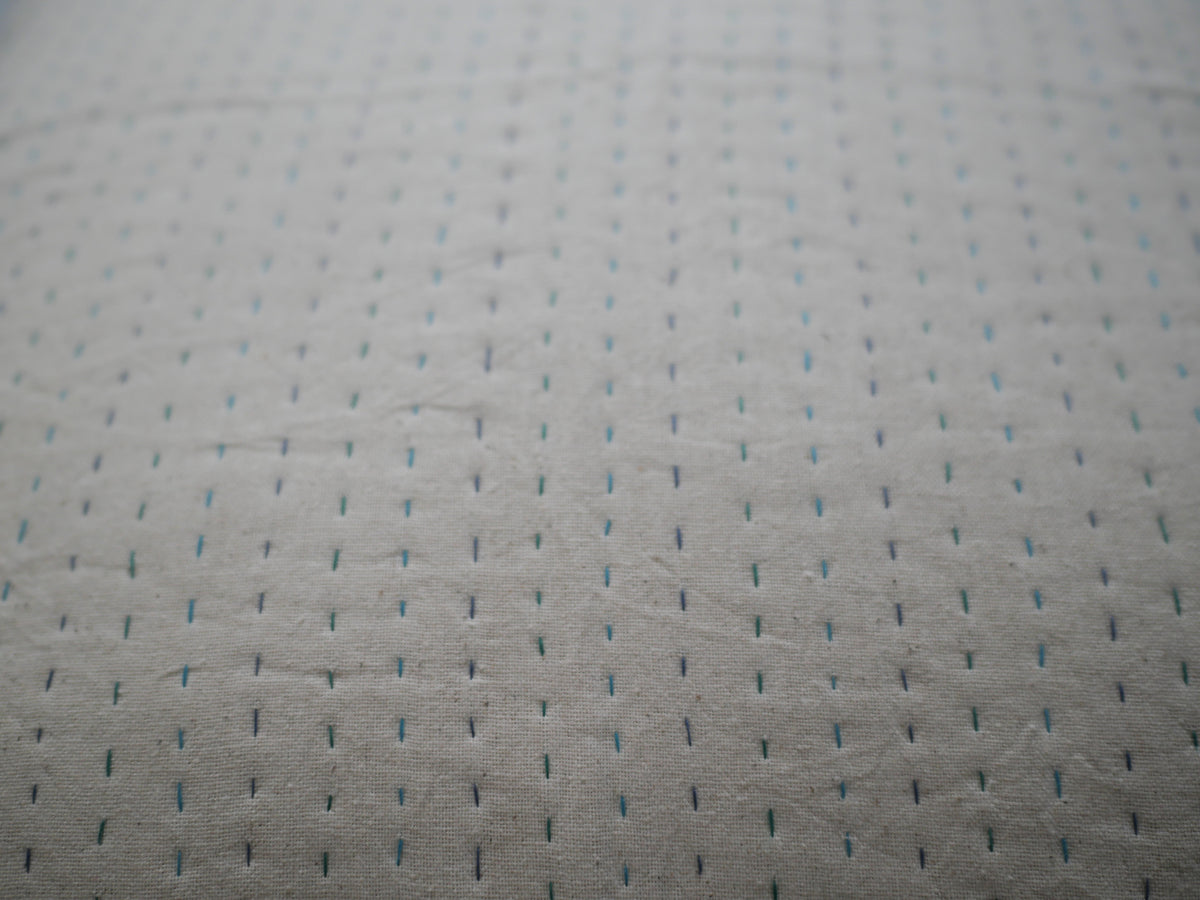 Kantha coussin contemporain blue, brodé main