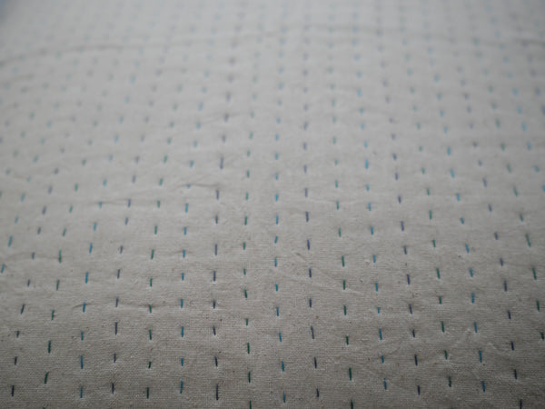 Kantha coussin contemporain blue, brodé main