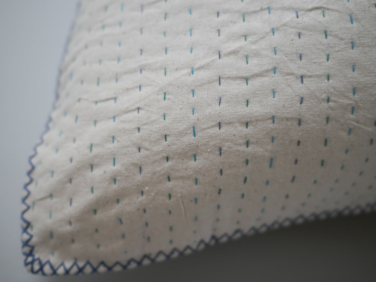 Kantha coussin contemporain blue, brodé main