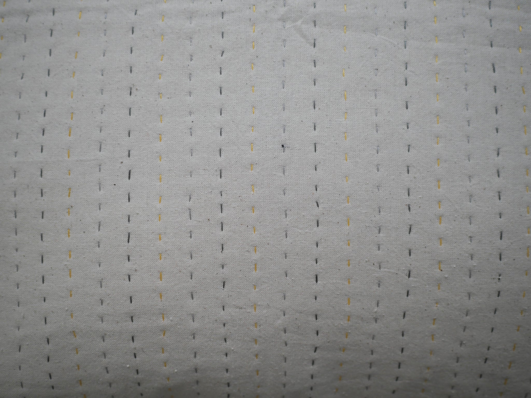 Kantha coussin contemporain gris nuage, brodé main Image secondaire du produit