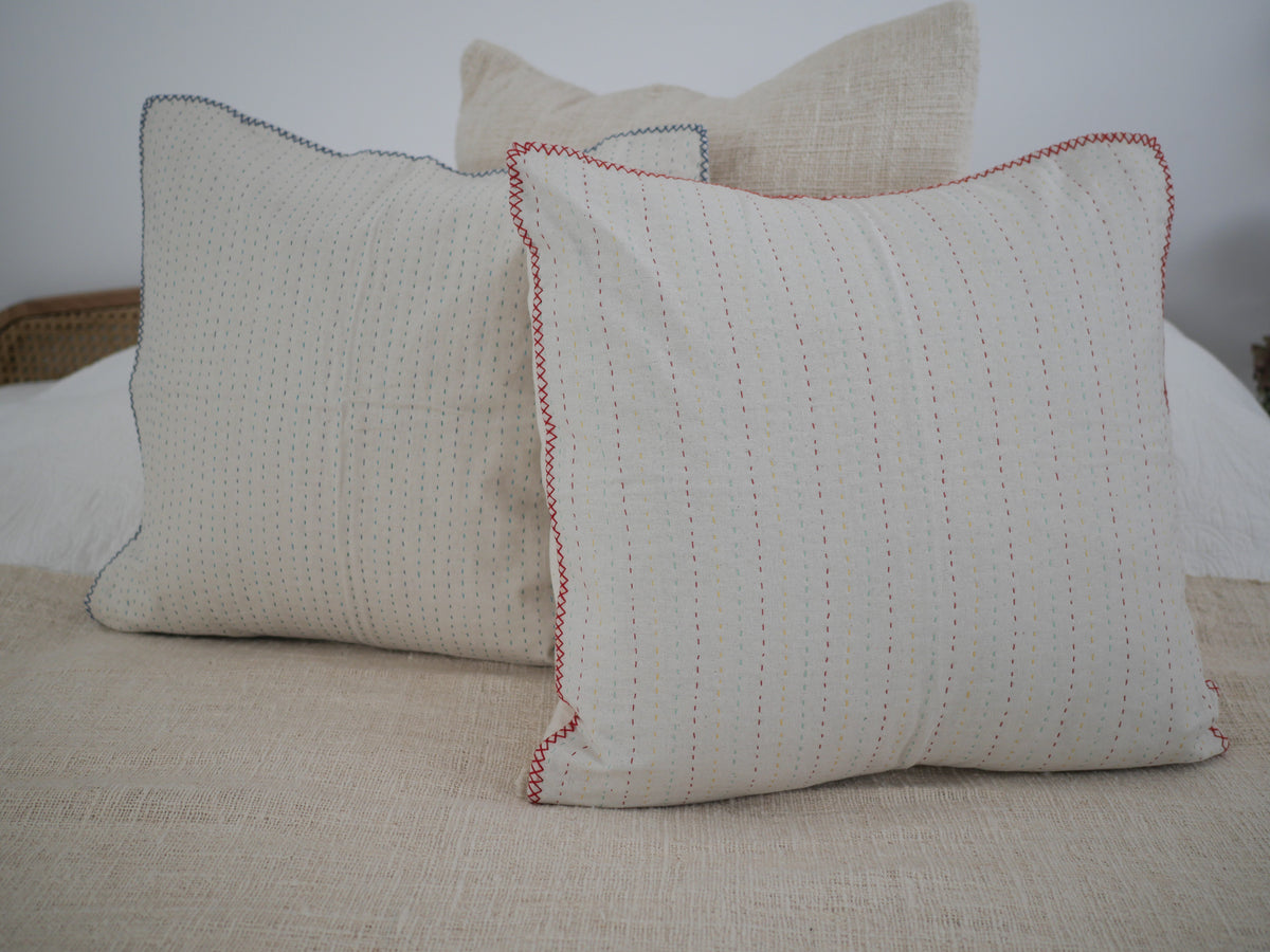 Kantha coussin contemporain blue, brodé main