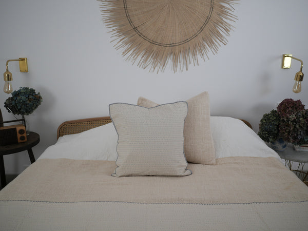 Kantha coussin contemporain blue, brodé main