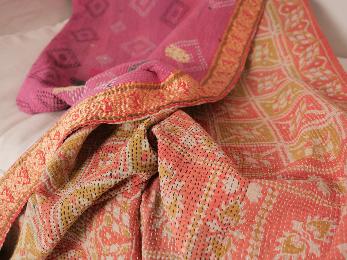 Kantha couverture en textiles recyclées. Bedspread in vintage sari fabric.