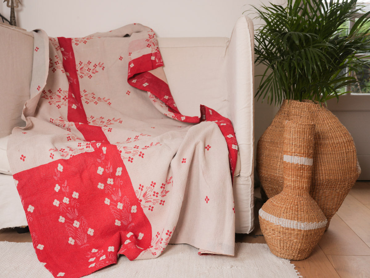 Kantha couverture en textiles recyclées. Bedspread in vintage sari fabric. Image principale du produit