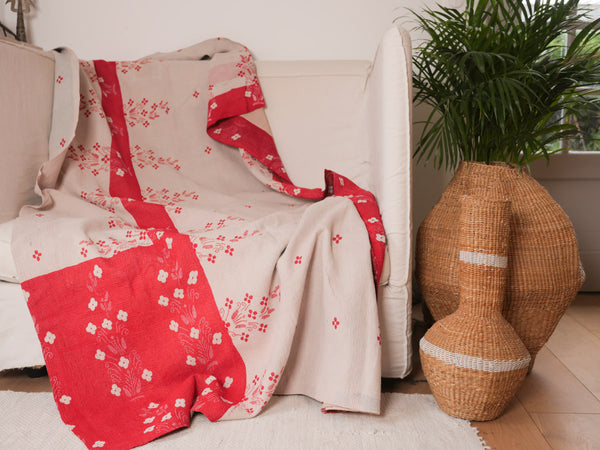 Kantha couverture en textiles recyclées. Bedspread in vintage sari fabric.