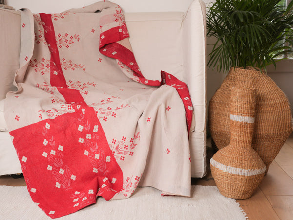 Kantha couverture en textiles recyclées. Bedspread in vintage sari fabric.