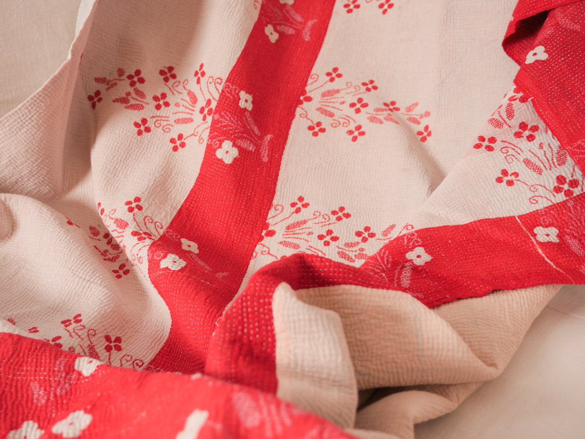 Kantha sari couvre-lit  No.6 "Red Folk Flowers",  coton recyclé brodé à la main Image secondaire du produit