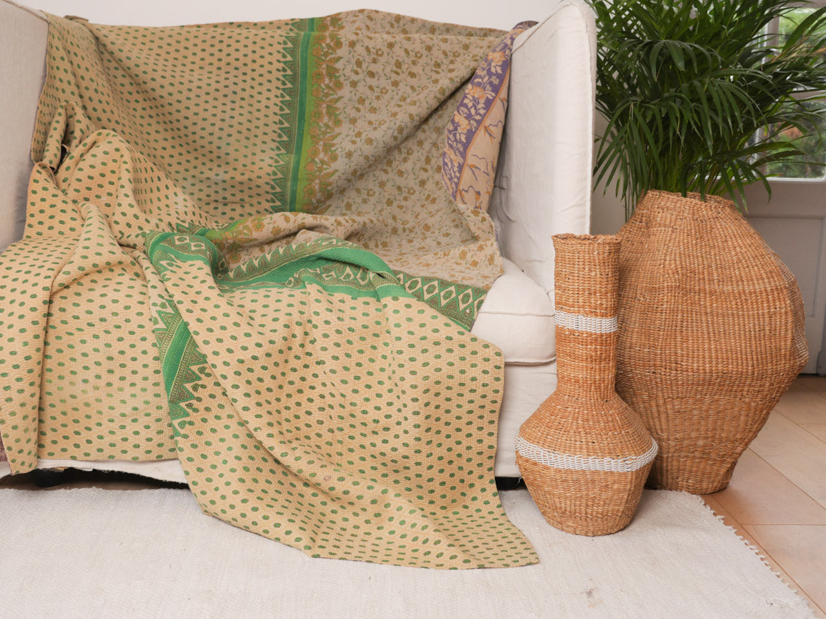 Kantha vintage couvre lit en textiles recyclées. Bed spread made from recycled saris.