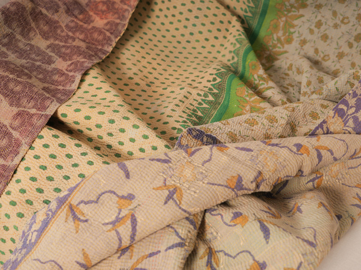 Kantha vintage couvre lit en textiles recyclées. Bed spread made from recycled saris.