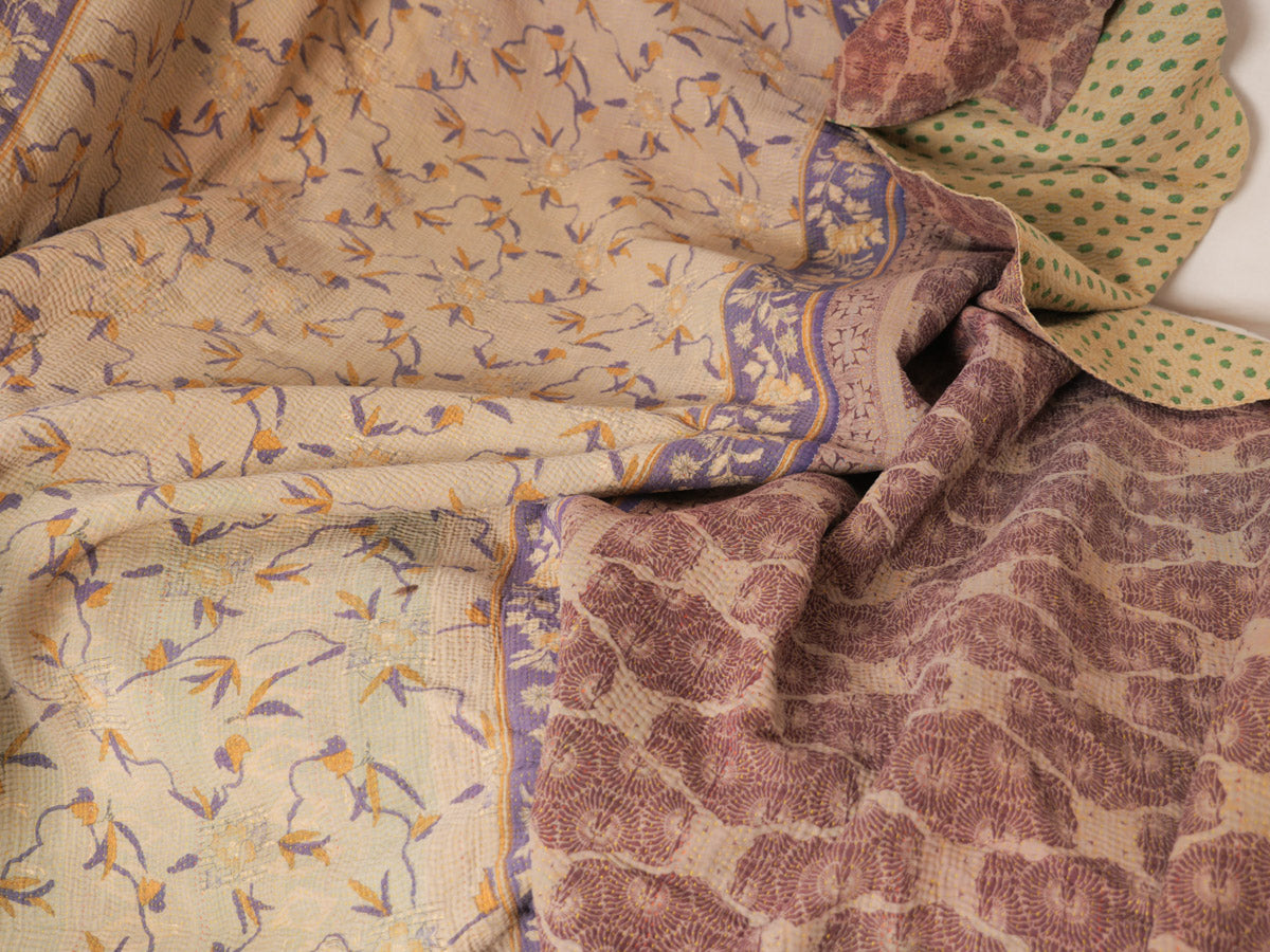 Kantha vintage couvre lit en textiles recyclées. Bed spread made from recycled saris.