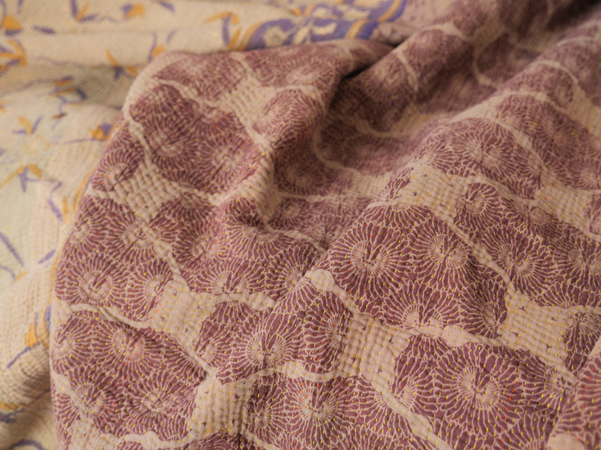 Kantha vintage couvre lit en textiles recyclées. Bed spread made from recycled saris.