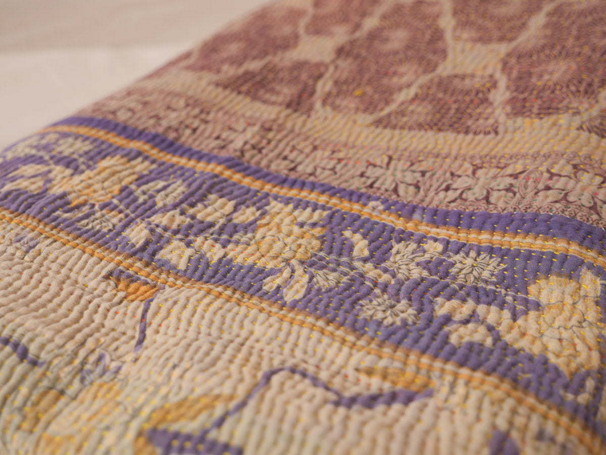 Kantha vintage couvre lit en textiles recyclées. Bed spread made from recycled saris.