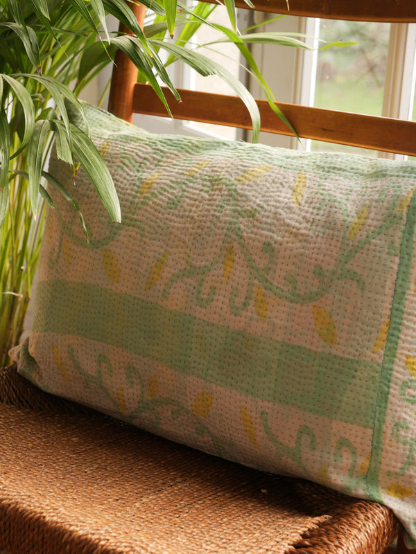 Housse de coussin kantha en saris recyclées