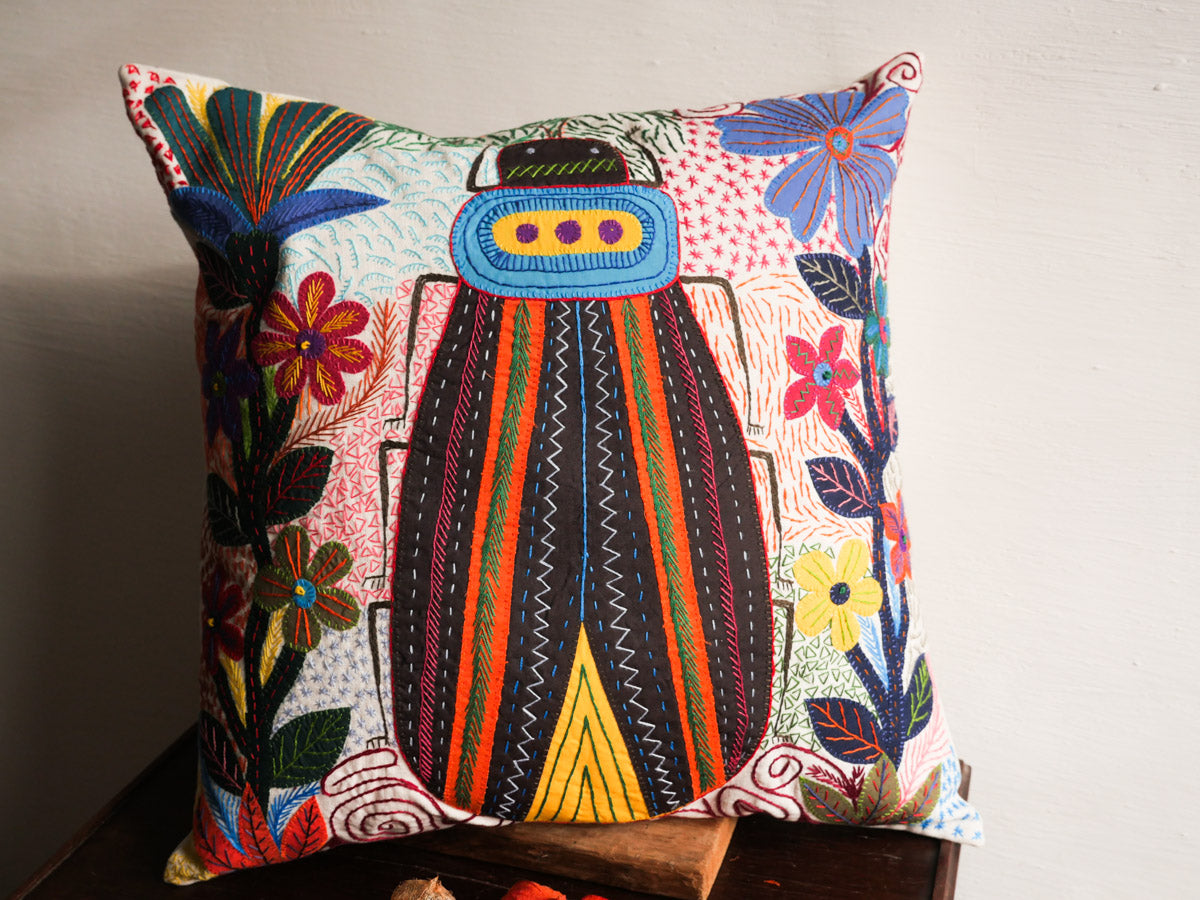 Coussin brodé main en Afrique du sud. Commerce equitable. Hand embroidered cushion, made by the women of The Forward Group in South Africa. 