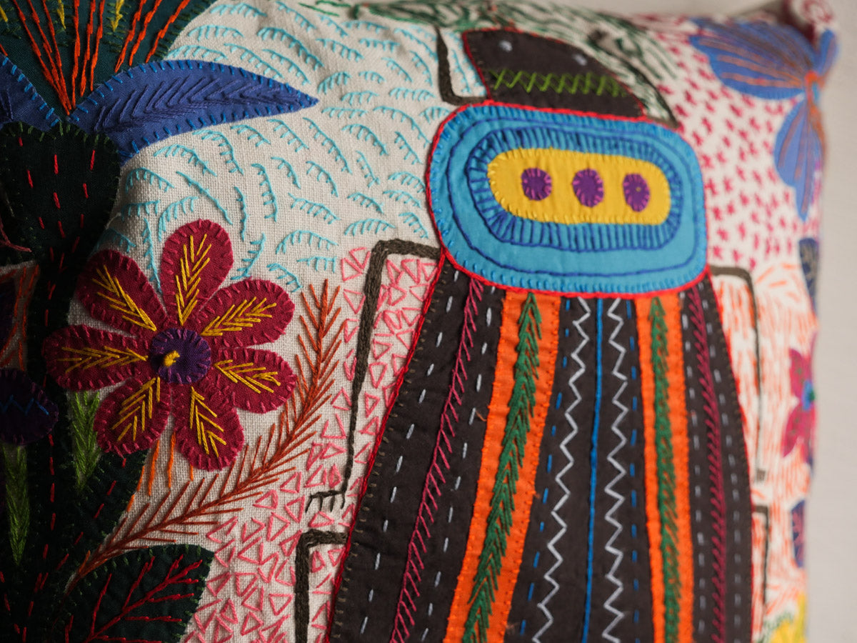 Coussin brodé main en Afrique du sud. Commerce equitable. Hand embroidered cushion, made by the women of The Forward Group in South Africa. 