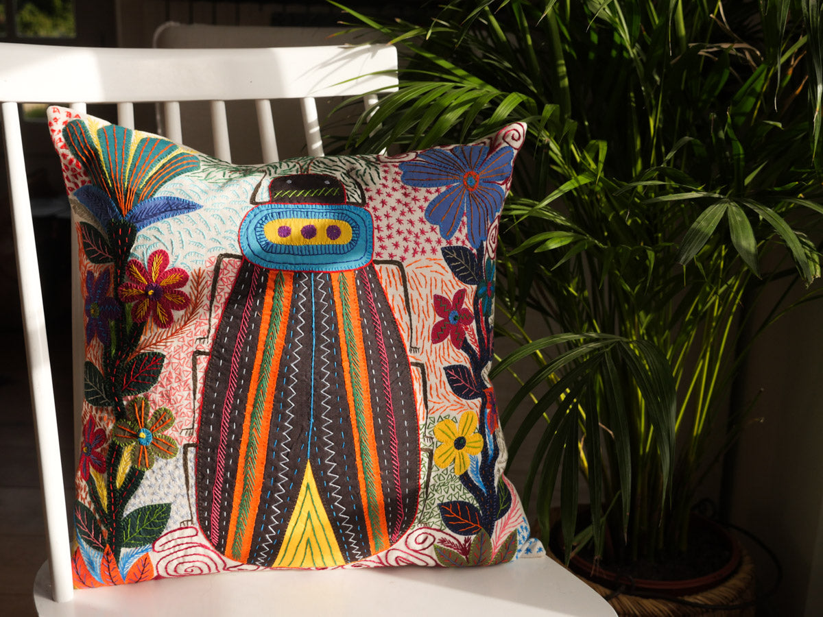 Coussin brodé main en Afrique du sud. Commerce equitable. Hand embroidered cushion, made by the women of The Forward Group in South Africa. 