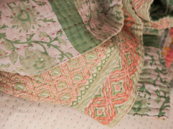 Courtepointe Baby Kantha recyclé contemporain, vert jardin