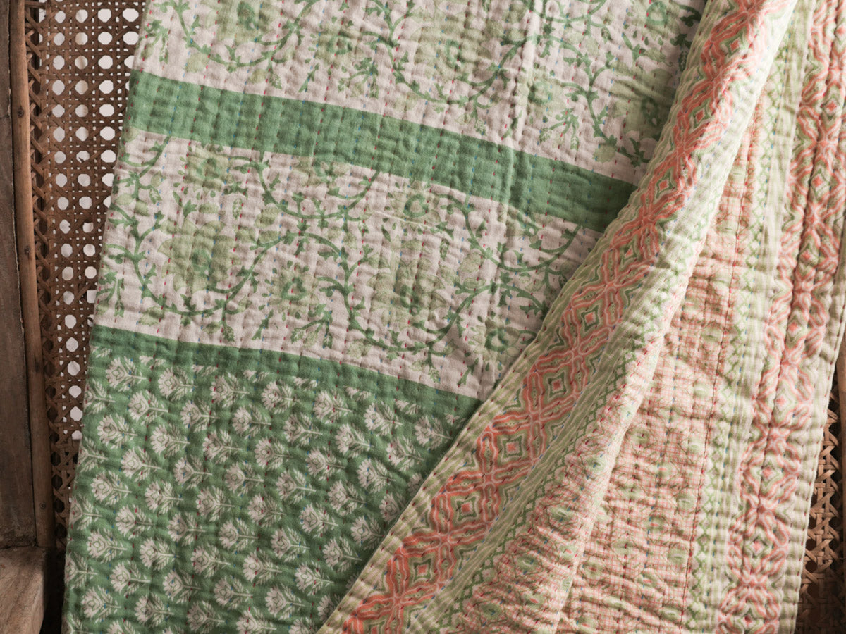 Courtepointe Baby Kantha recyclé contemporain, vert jardin
