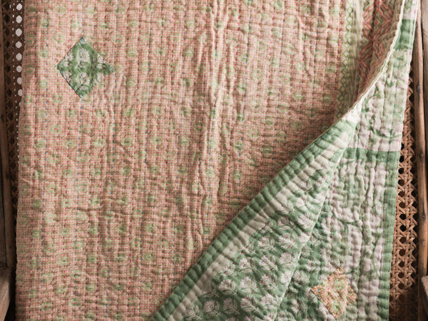 Courtepointe Baby Kantha recyclé contemporain, vert jardin
