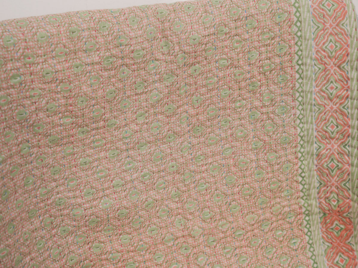 Courtepointe Baby Kantha recyclé contemporain, vert jardin