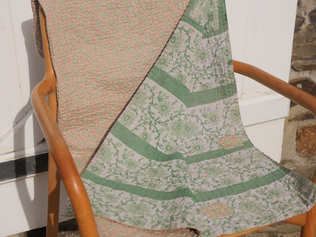 Courtepointe Baby Kantha recyclé contemporain, vert jardin