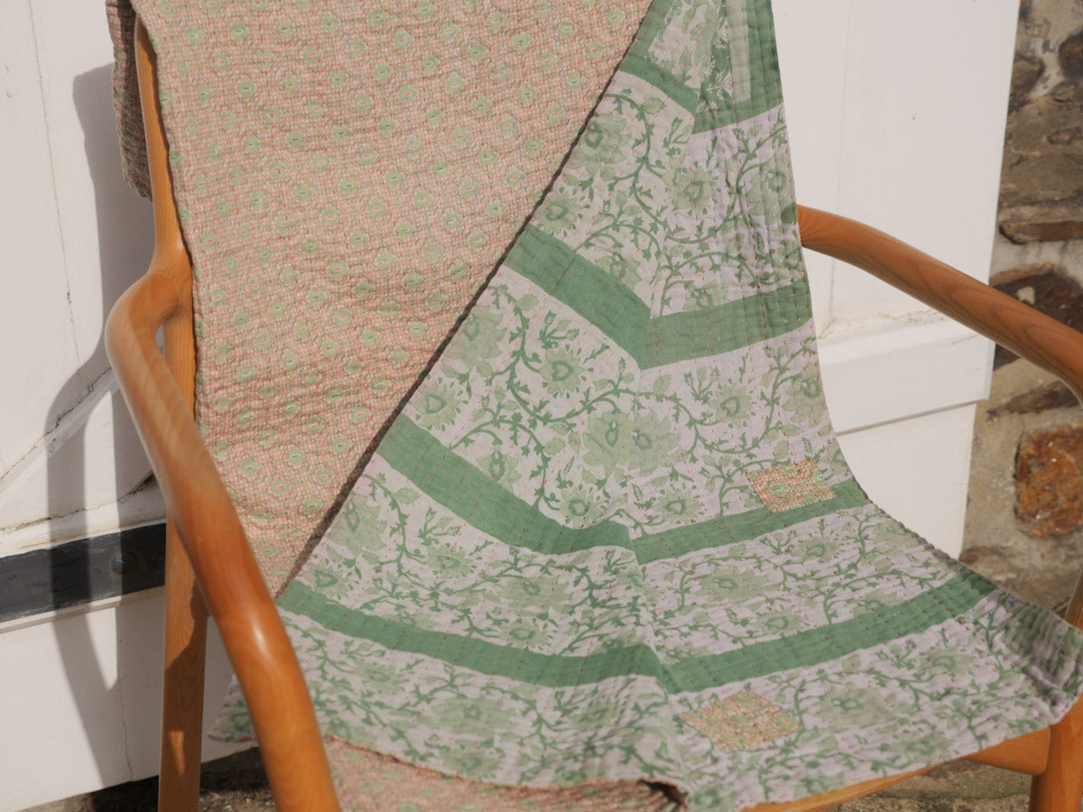 Courtepointe Baby Kantha recyclé contemporain, vert jardin