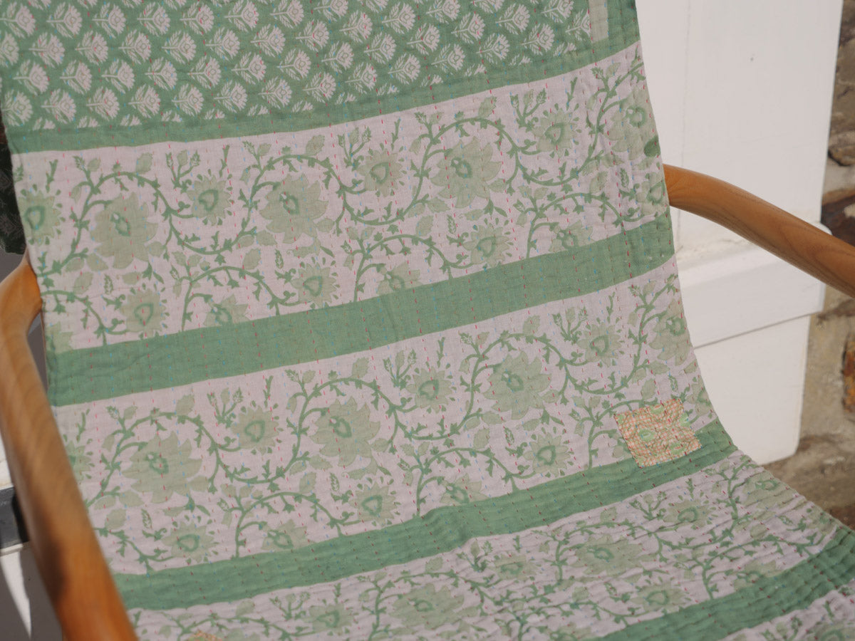 Courtepointe Baby Kantha recyclé contemporain, vert jardin Image secondaire du produit