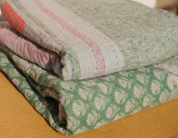 Courtepointe Baby Kantha recyclé contemporain, vert jardin