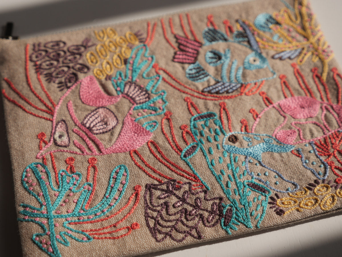 Pochette brodé main en soie