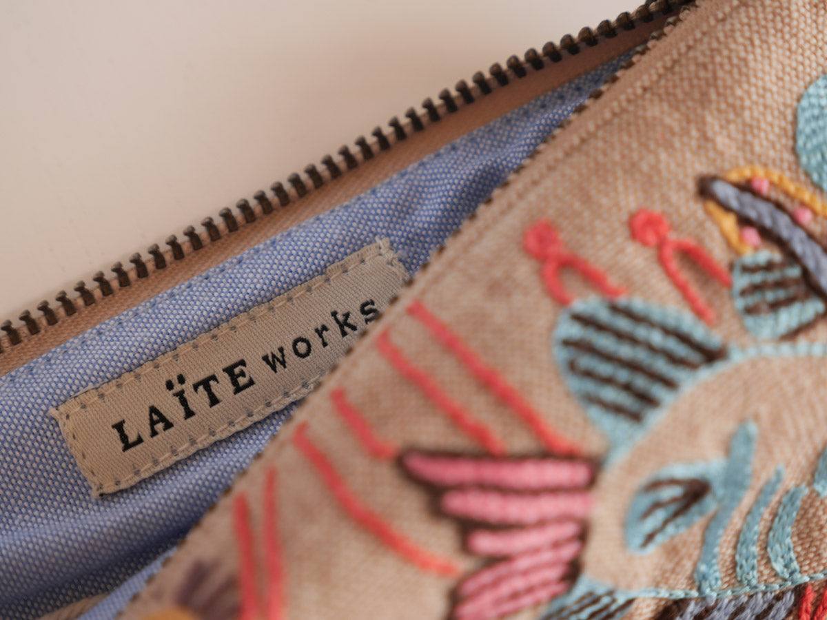 Pochette brodé main en soie