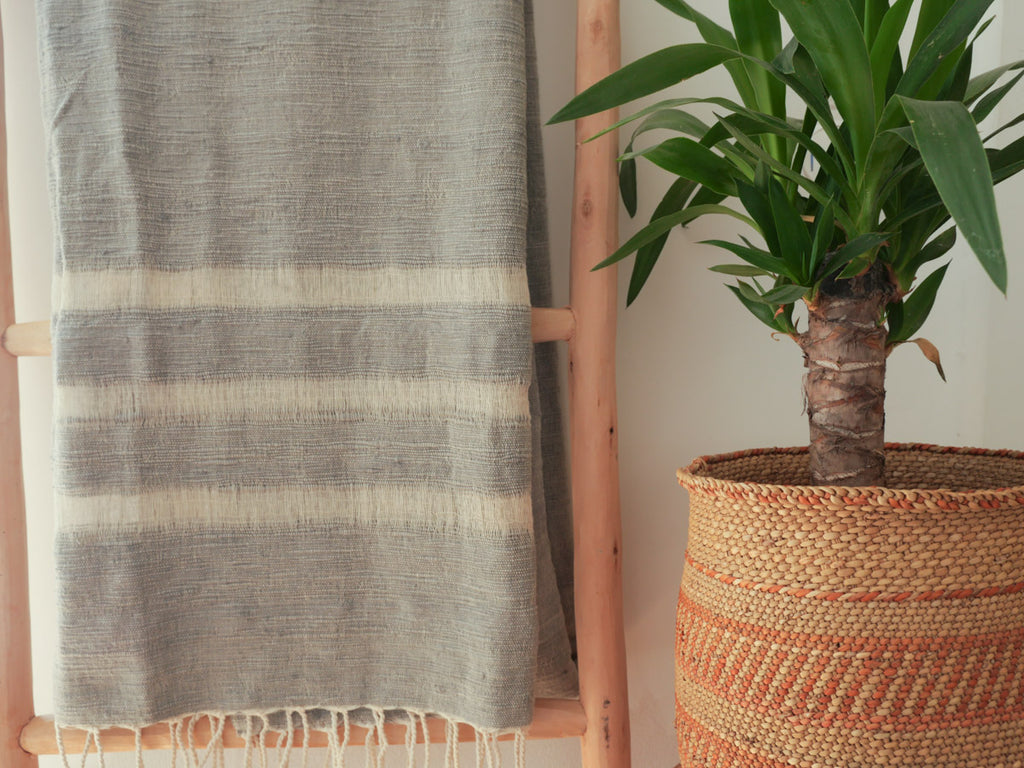 Plaid en coton recyclé, tissé main. Hand spun, hand woven cotton throw.