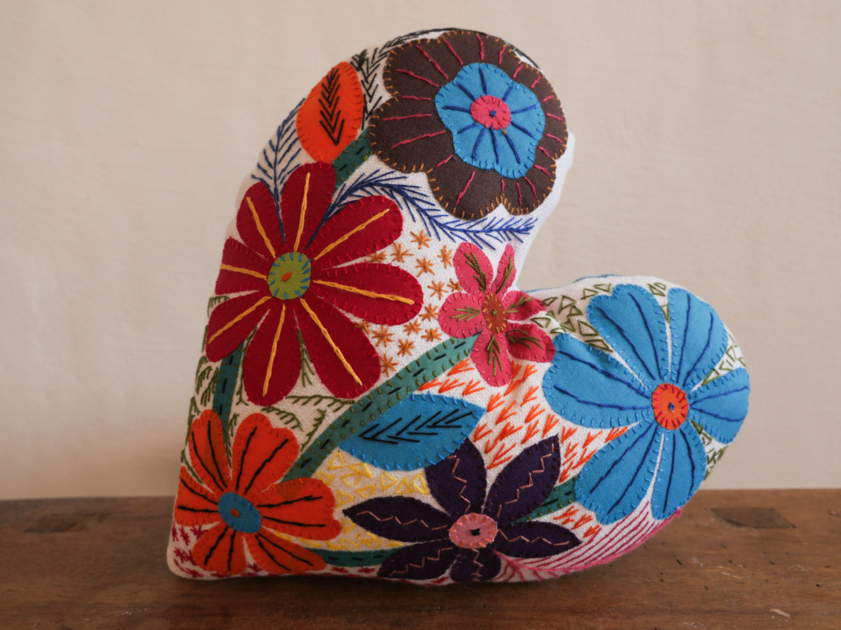 Coussin coeur brodé, Meadow no.1