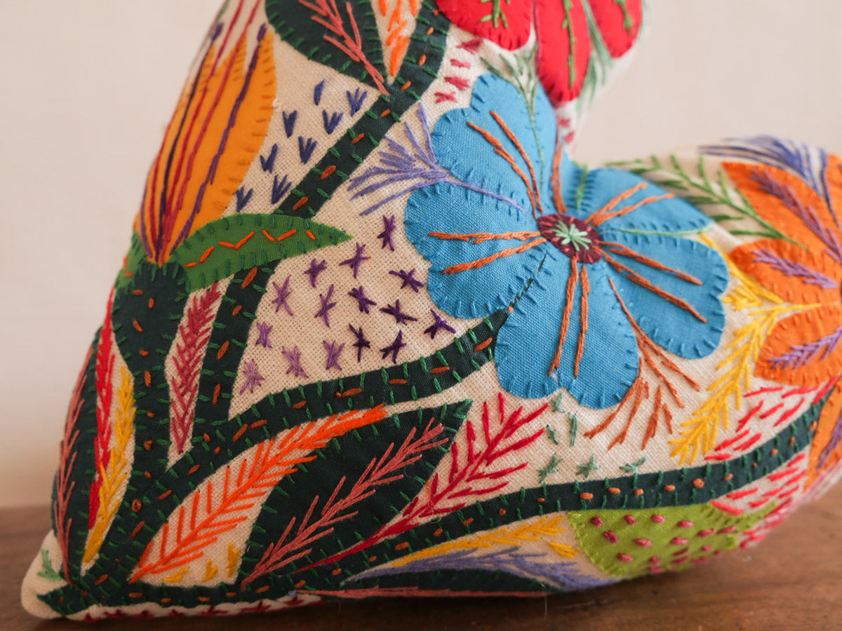 Coussin coeur brode main au cape. Afrique du sud.