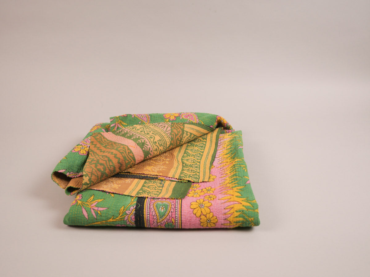 Kantha couvre lit en coton recyclé. 