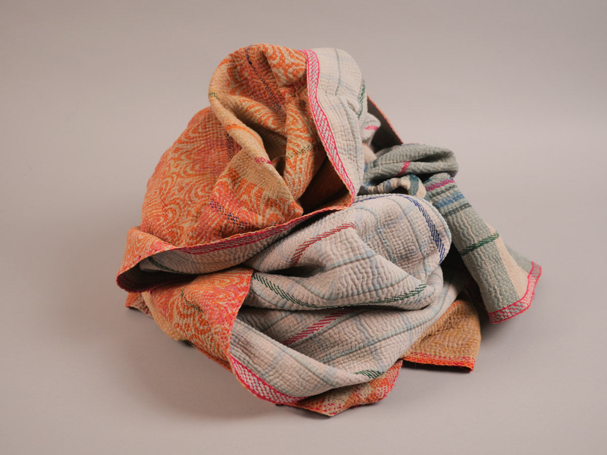 Kantha sari couvre-lit  No.55 "Epuré Azur ",  coton recyclé brodé à la main