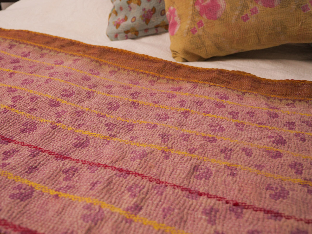 Kantha sari couvre-lit  No.161 "Flower Border",  coton recyclé brodé à la main