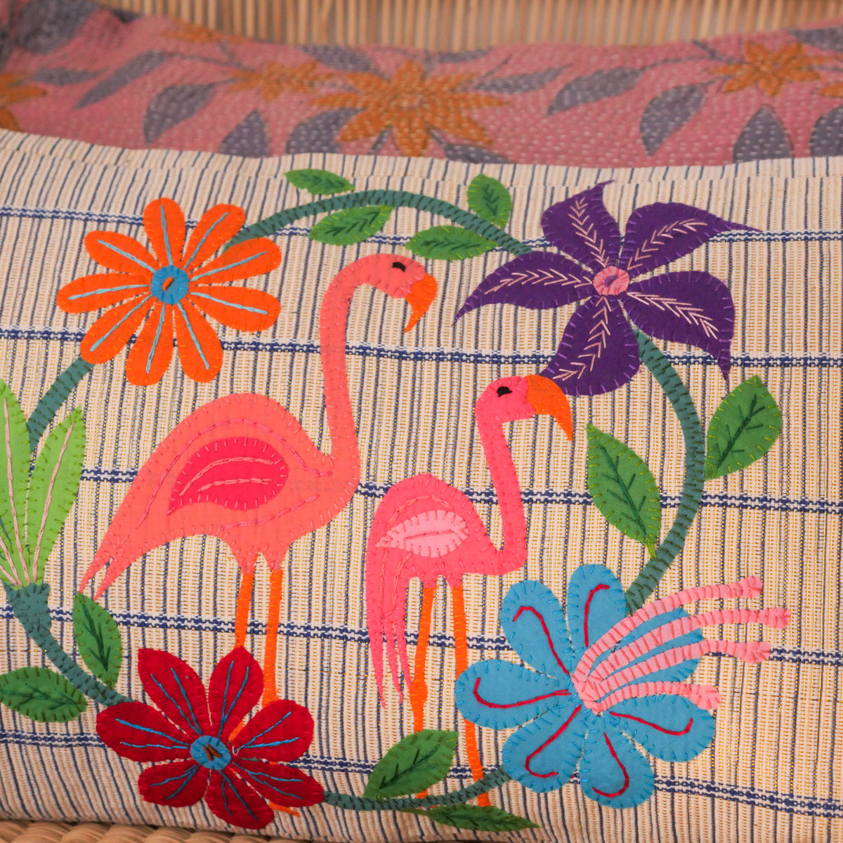 Coussin flamant rose tissé main, brodé main. Flamingo cushion.