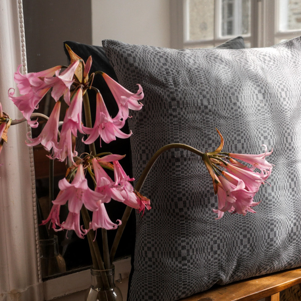 Tourbillon Indigo No.3, Housse de coussin Binakul Image secondaire du produit
