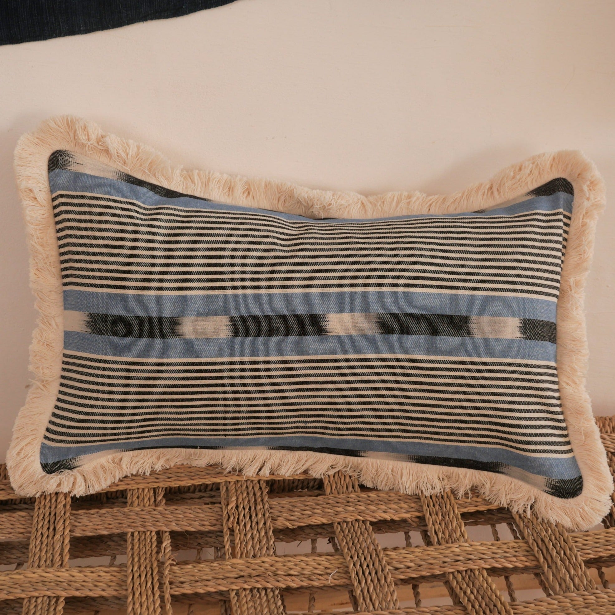 Coussin tissé main, "Black stripe blue" Image secondaire du produit
