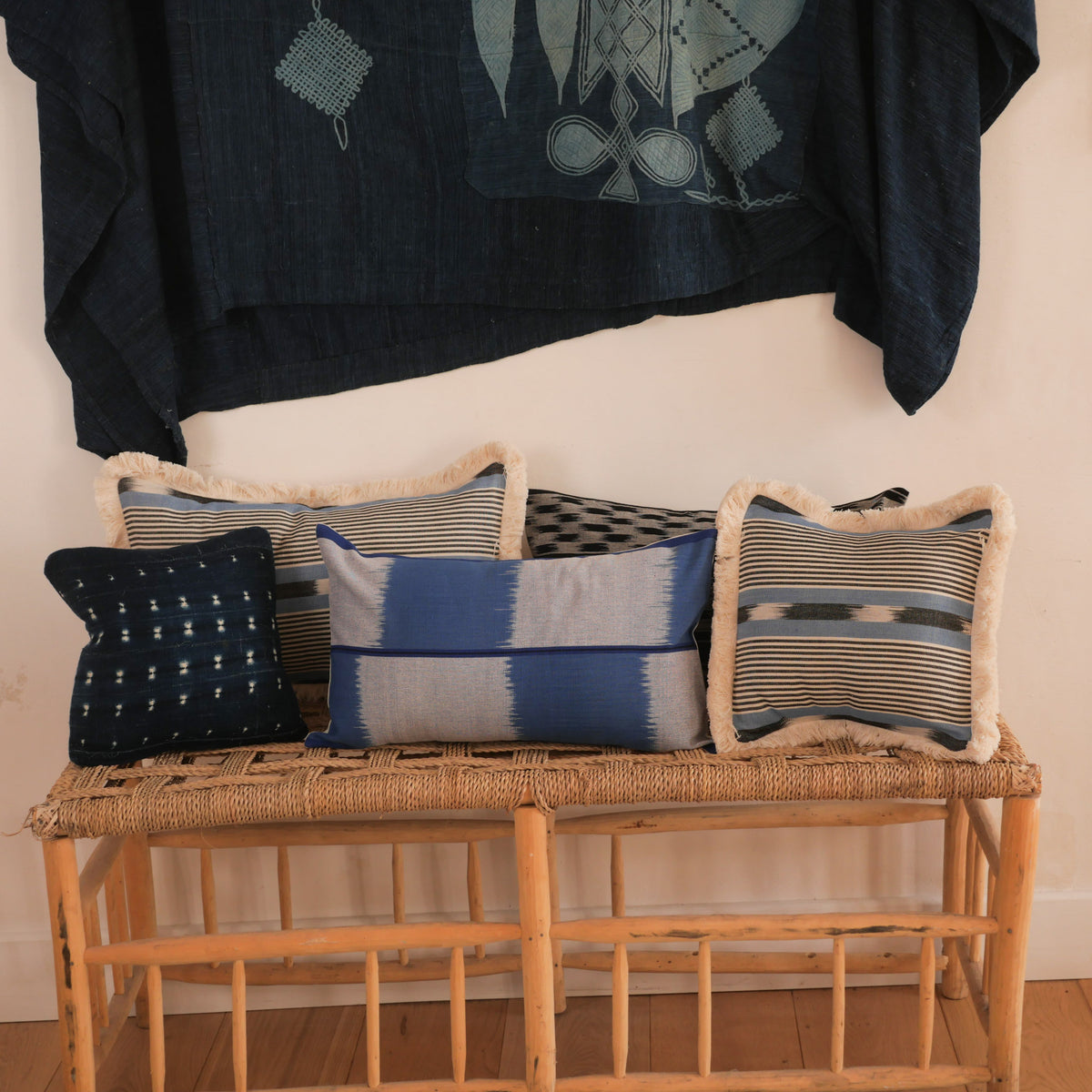 Coussin tissé main, "Black stripe blue"