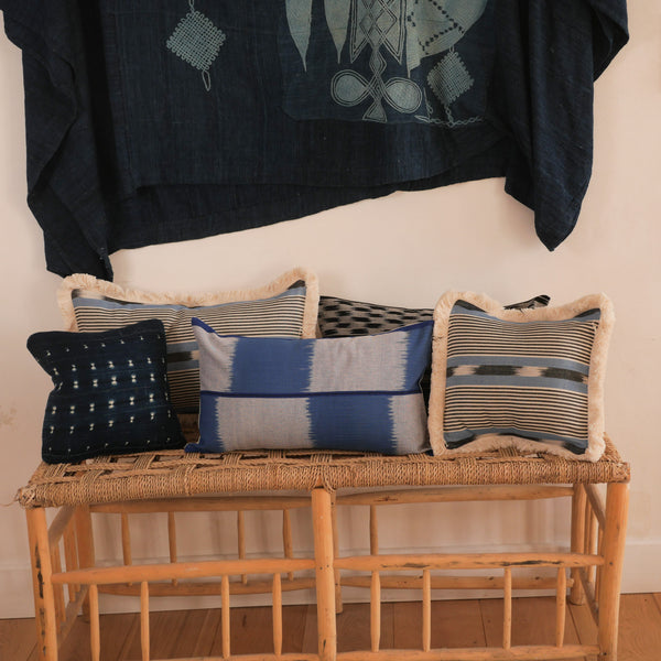 Coussin tissé main, "Black stripe blue"