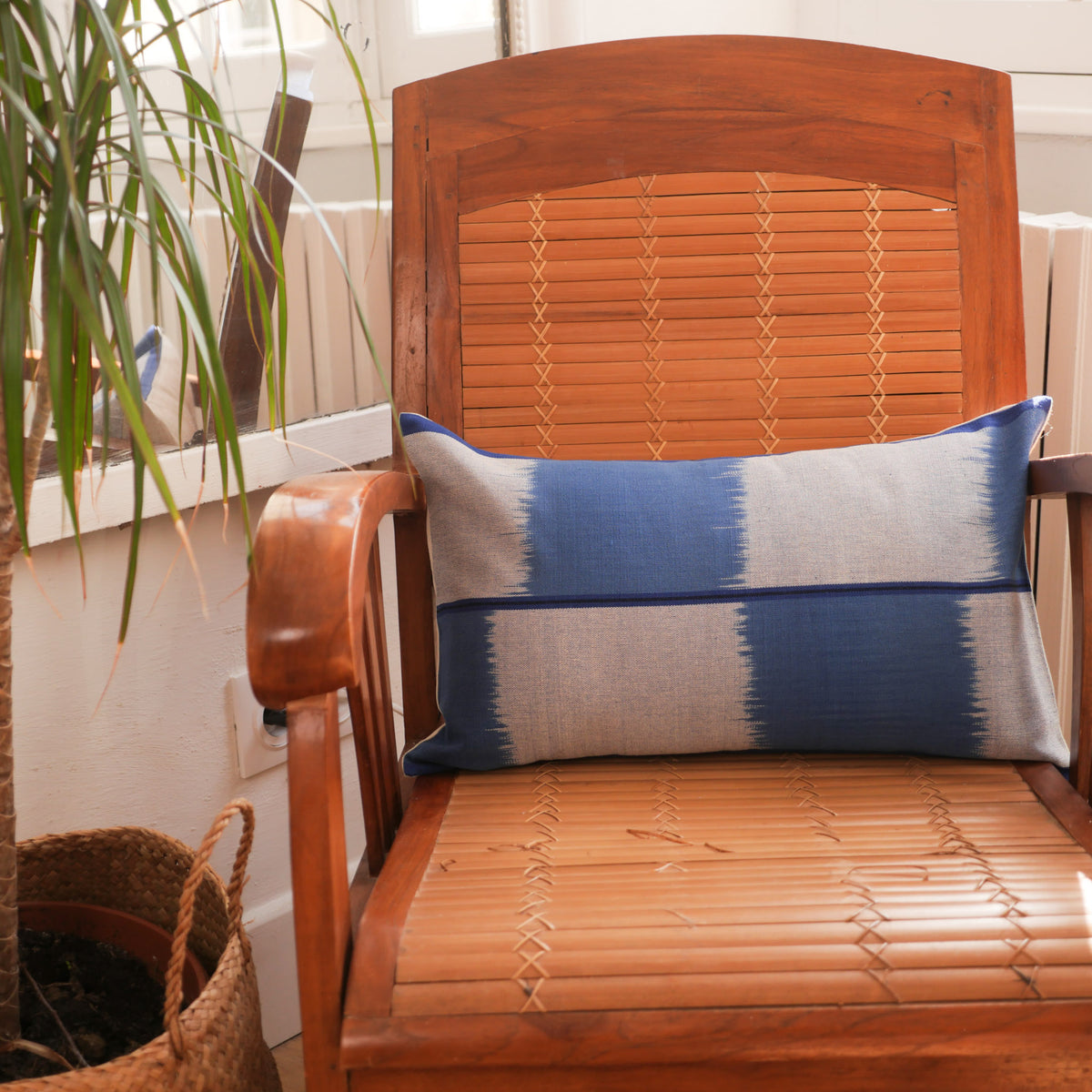 Coussin en coton tissé à la main, bordé d'une frange duveteuse et doublé de lin irlandais. Image principale du produit