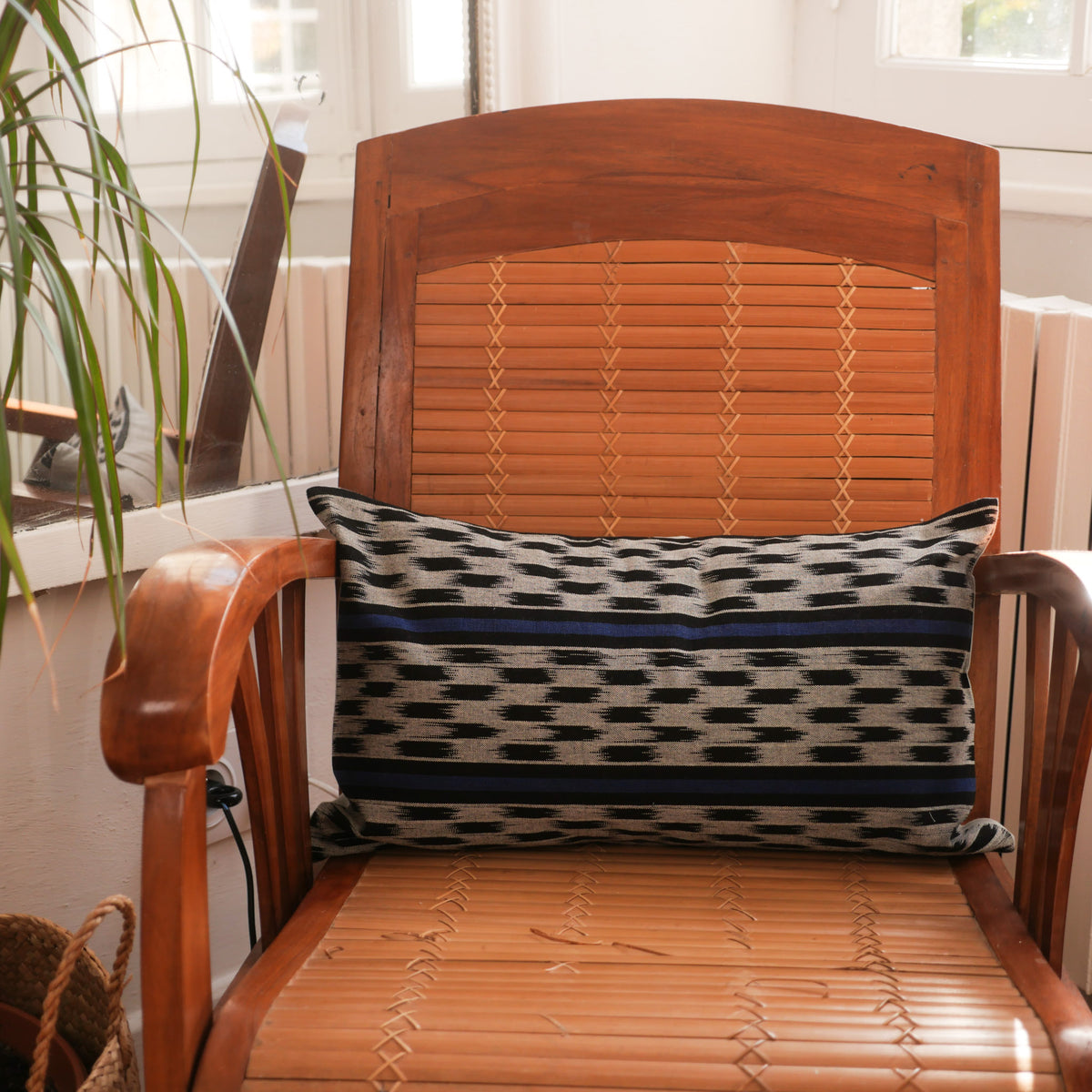 Coussin en coton tissé à la main et doublé de lin irlandais. Image principale du produit