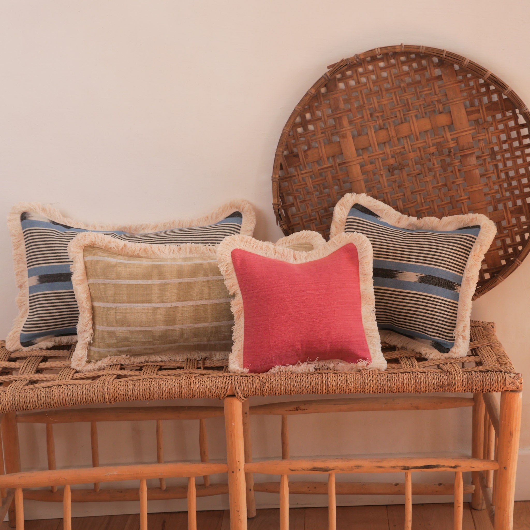 Coussin en coton tissé à la main, bordé d'une frange duveteuse et doublé de lin irlandais.