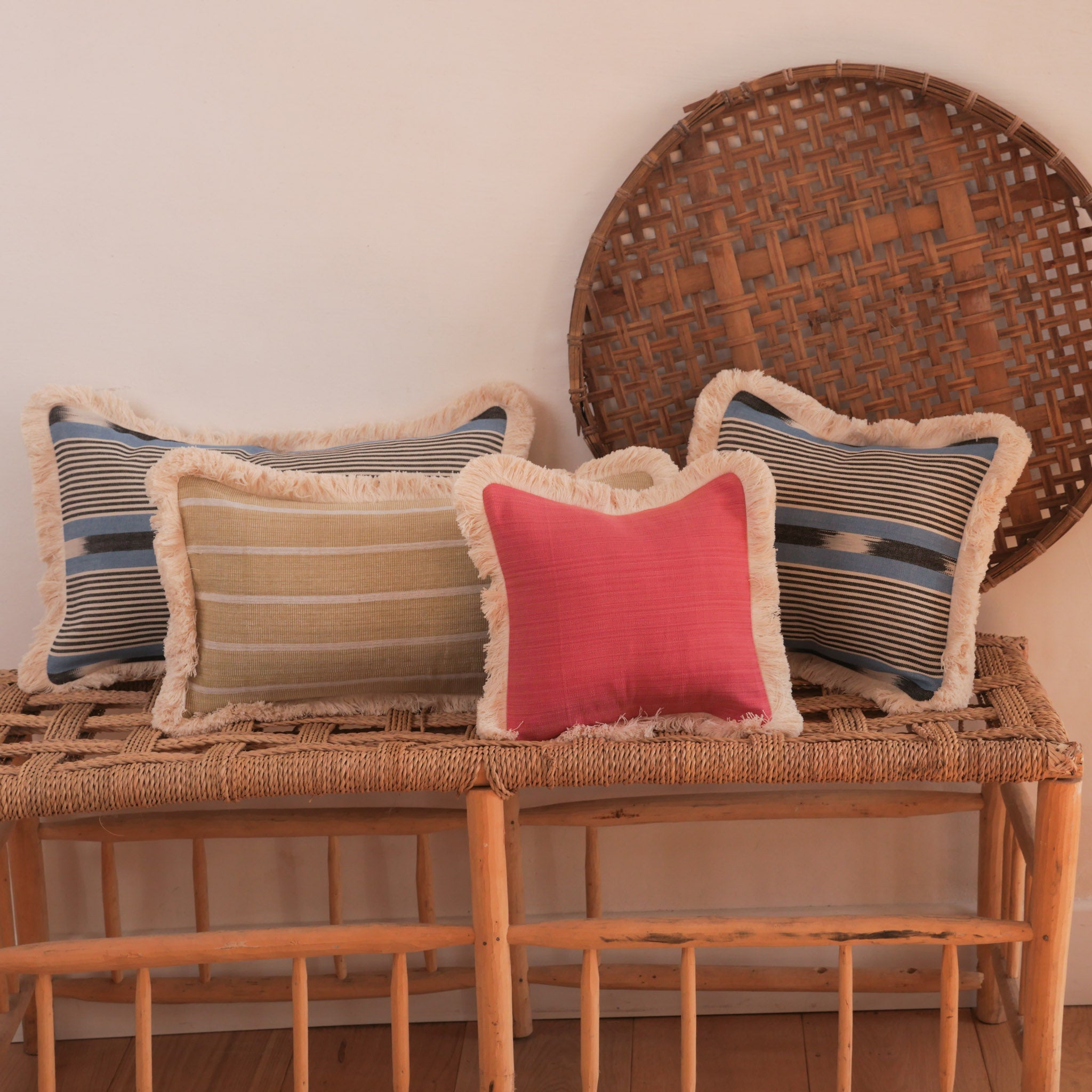 Coussin en coton tissé à la main, bordé d'une frange duveteuse et doublé de lin irlandais.