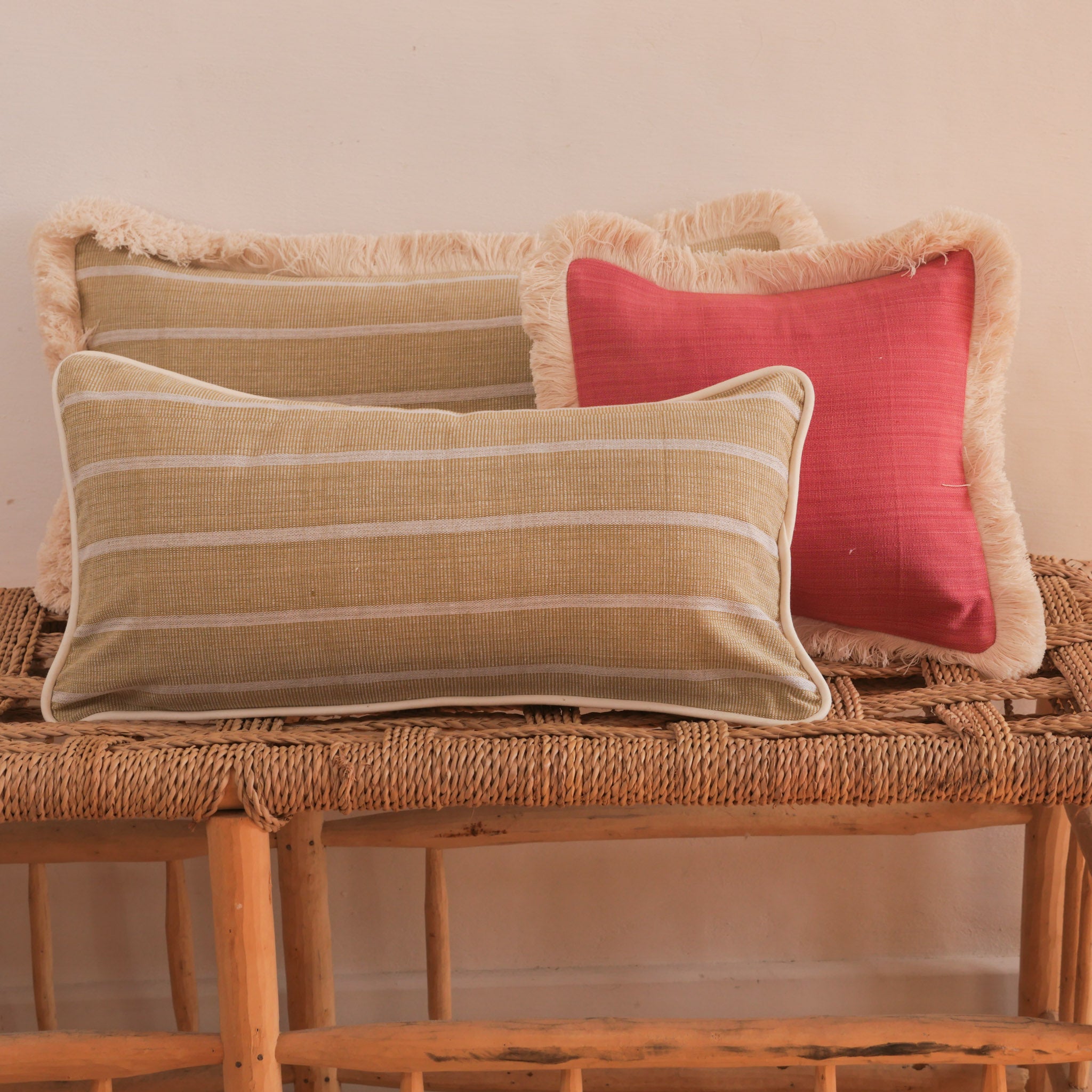 Coussin en coton tissé à la main, bordé d'une frange duveteuse et doublé de lin irlandais.