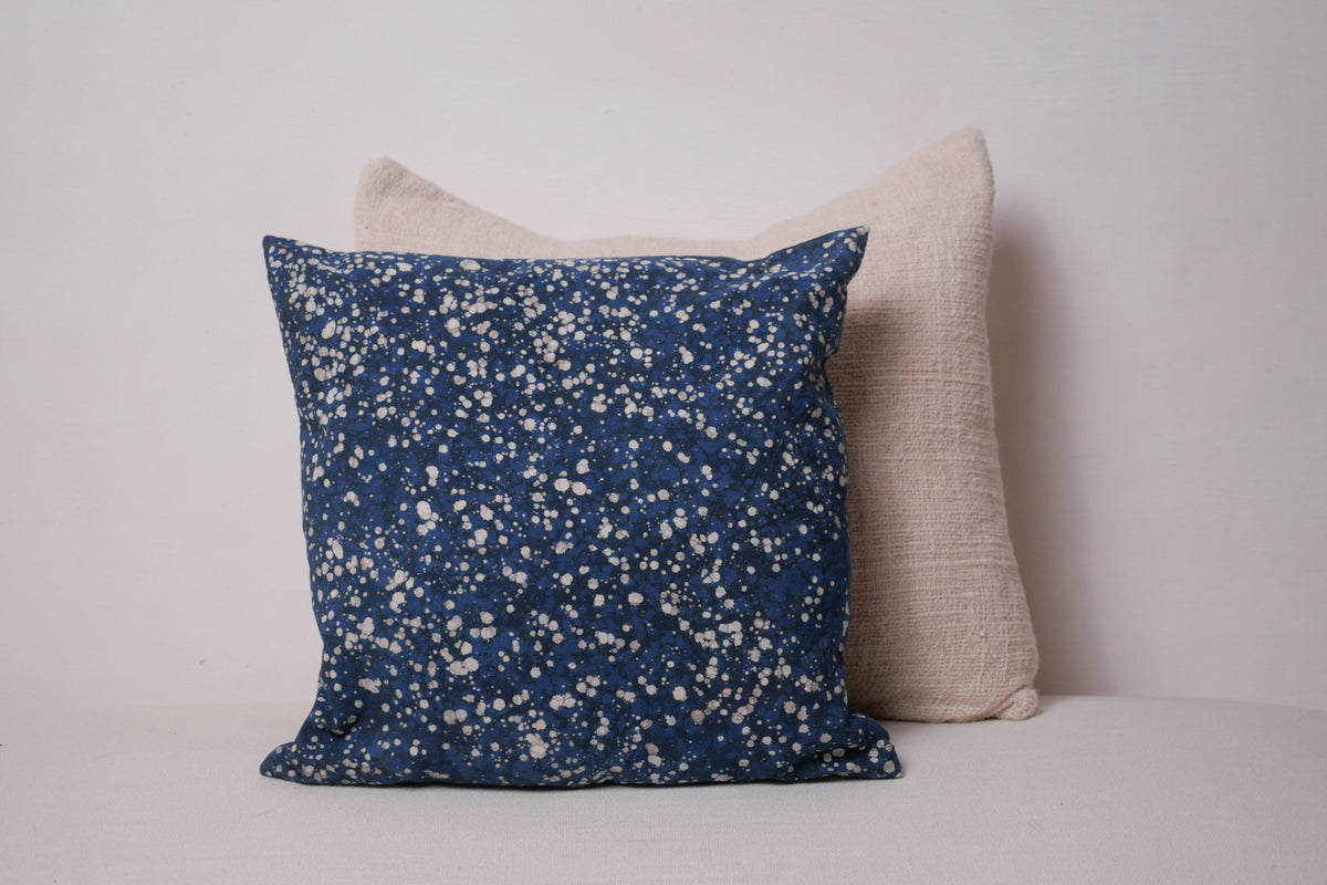 Coussin Indigo fait main a Dhaka Image principale du produit