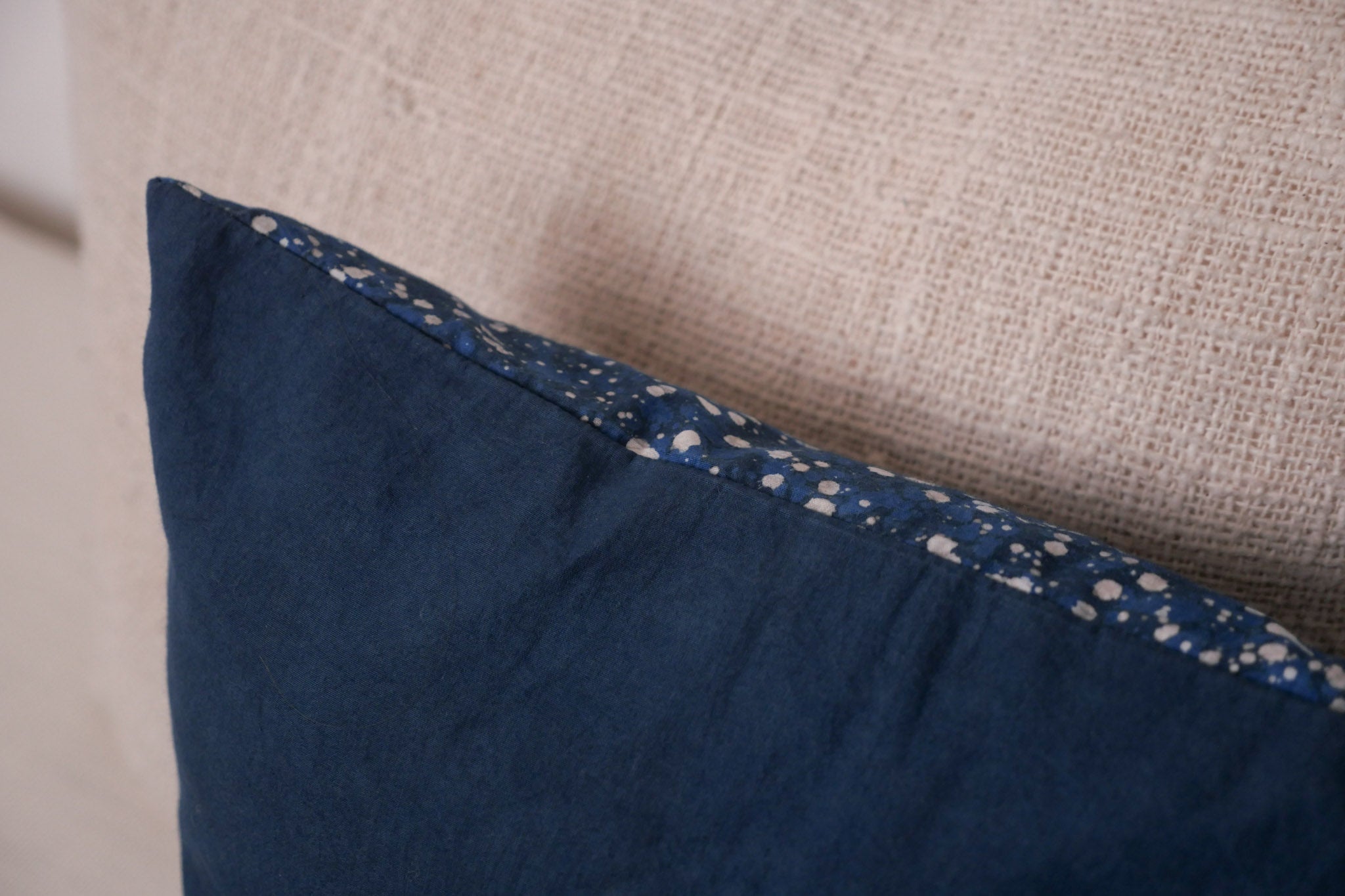 Coussin indigo fabrique par une enterprise sociale a Dhake.