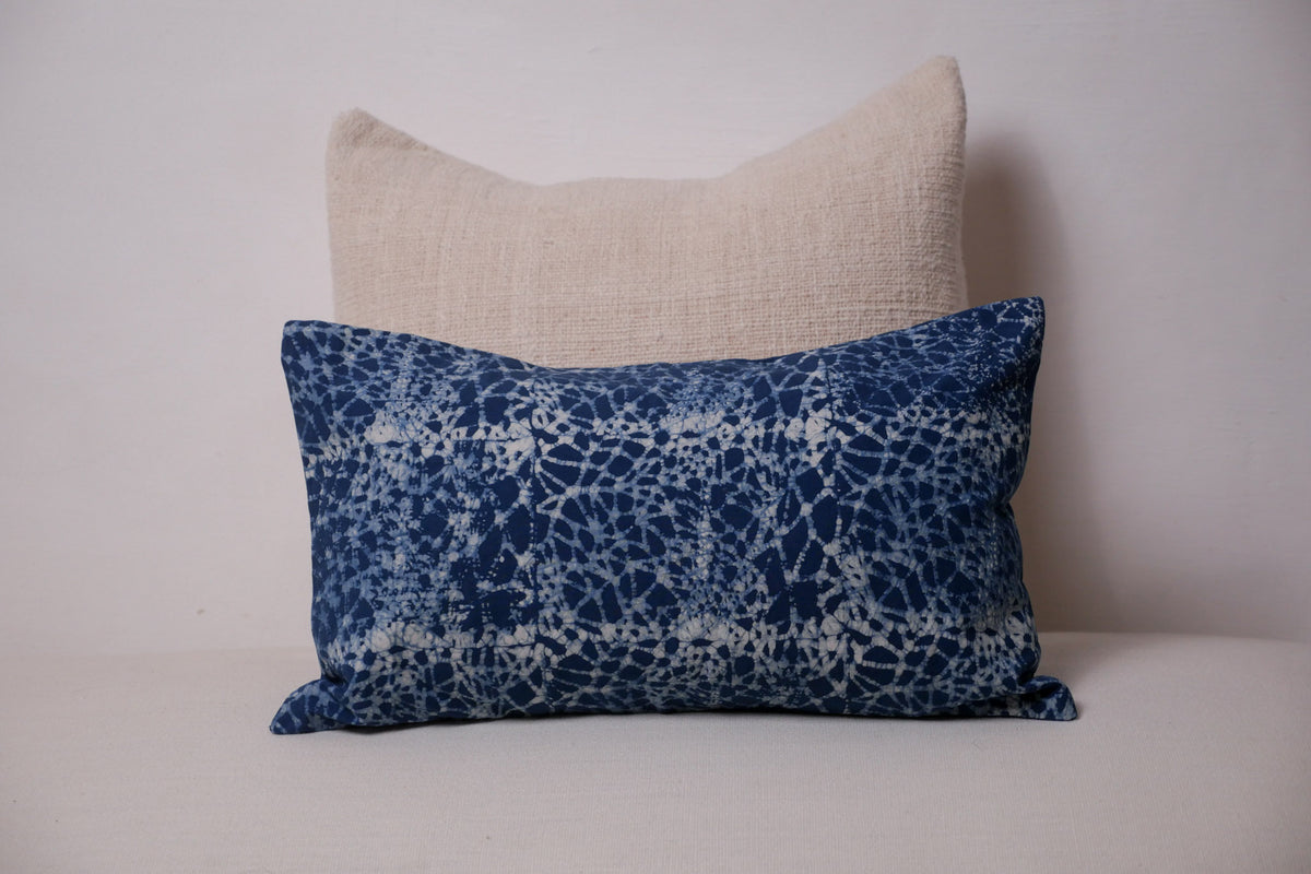 Coussin indigo fait main a Dhaka Image principale du produit